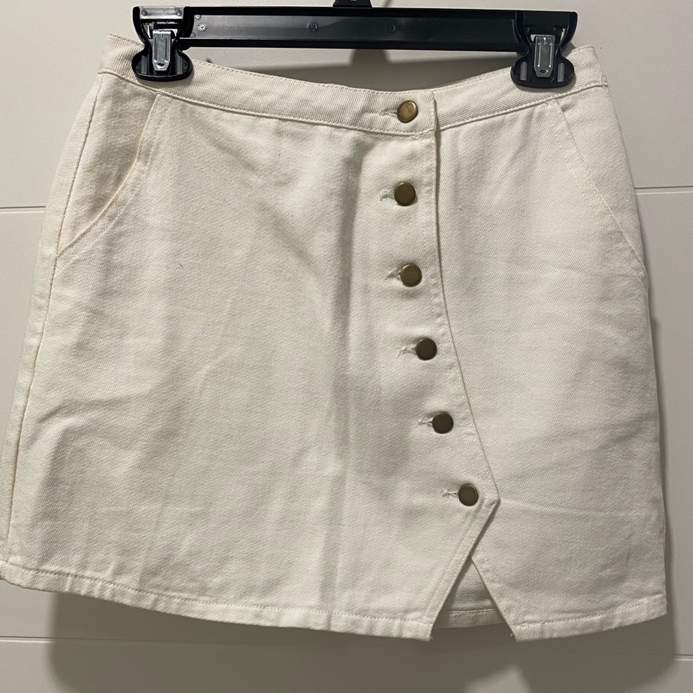 Lizard Thicket asymmetrical white denim button up skirt. Size S